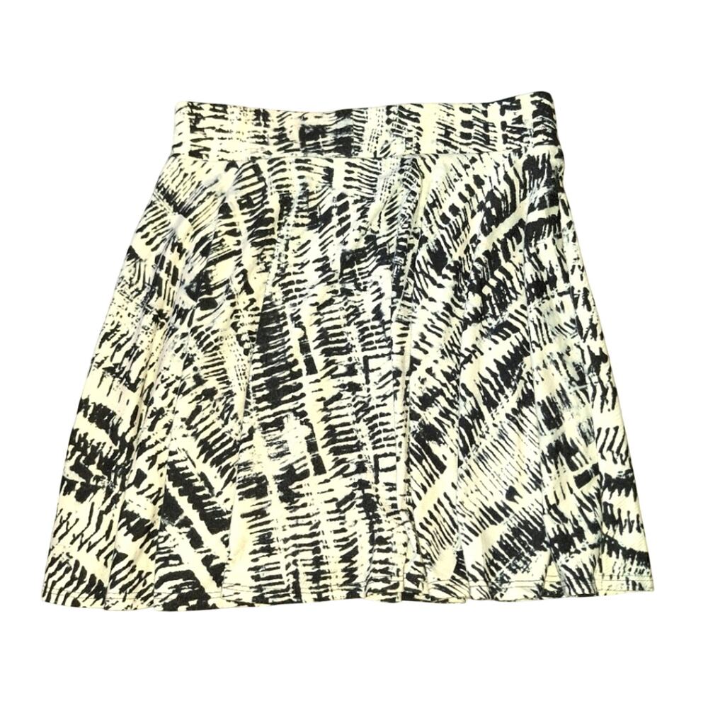 Maurices Womens Short Stretchy Black White Skirt Comfy Flare Geomtric Cute Small
